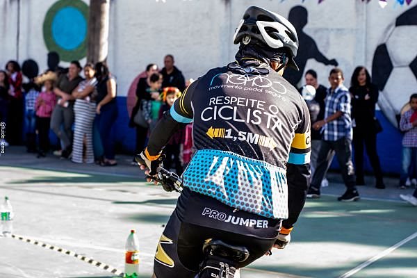 Ciclista do IMPS numa ação do Bike Educação