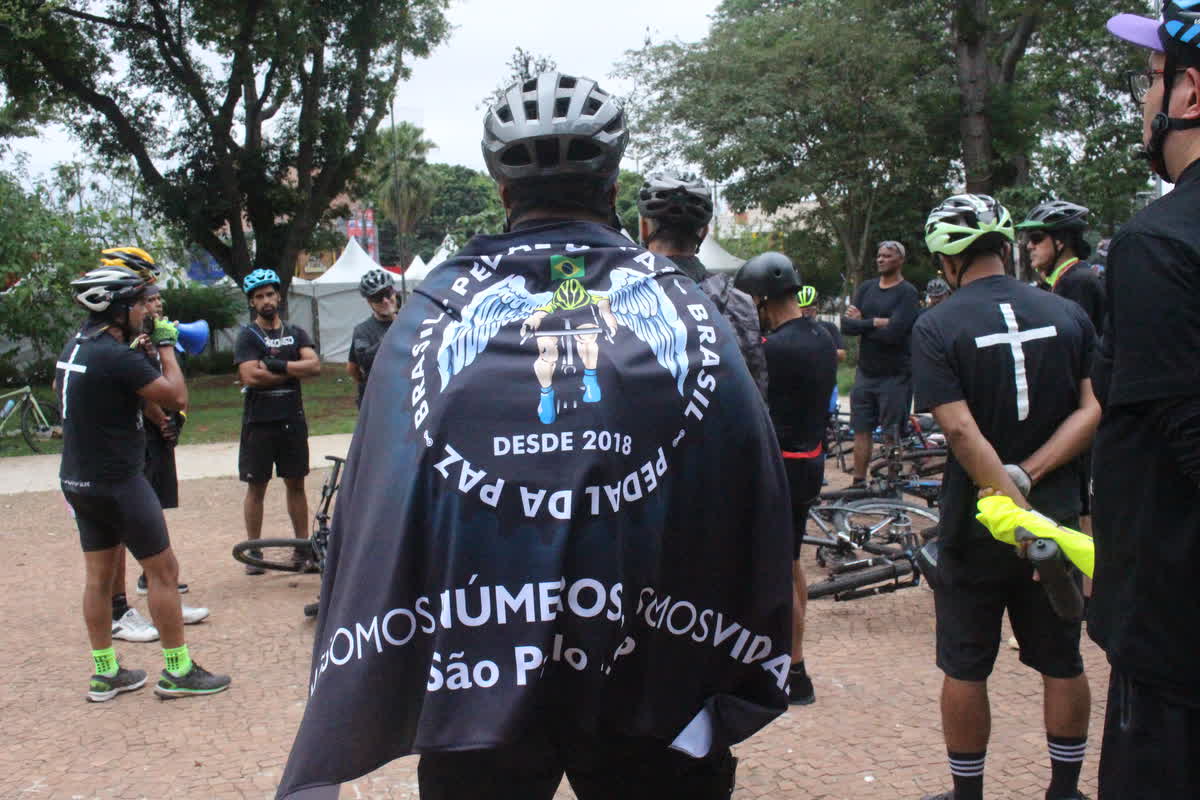 Ciclista com capa do Pedal da Paz Brasil