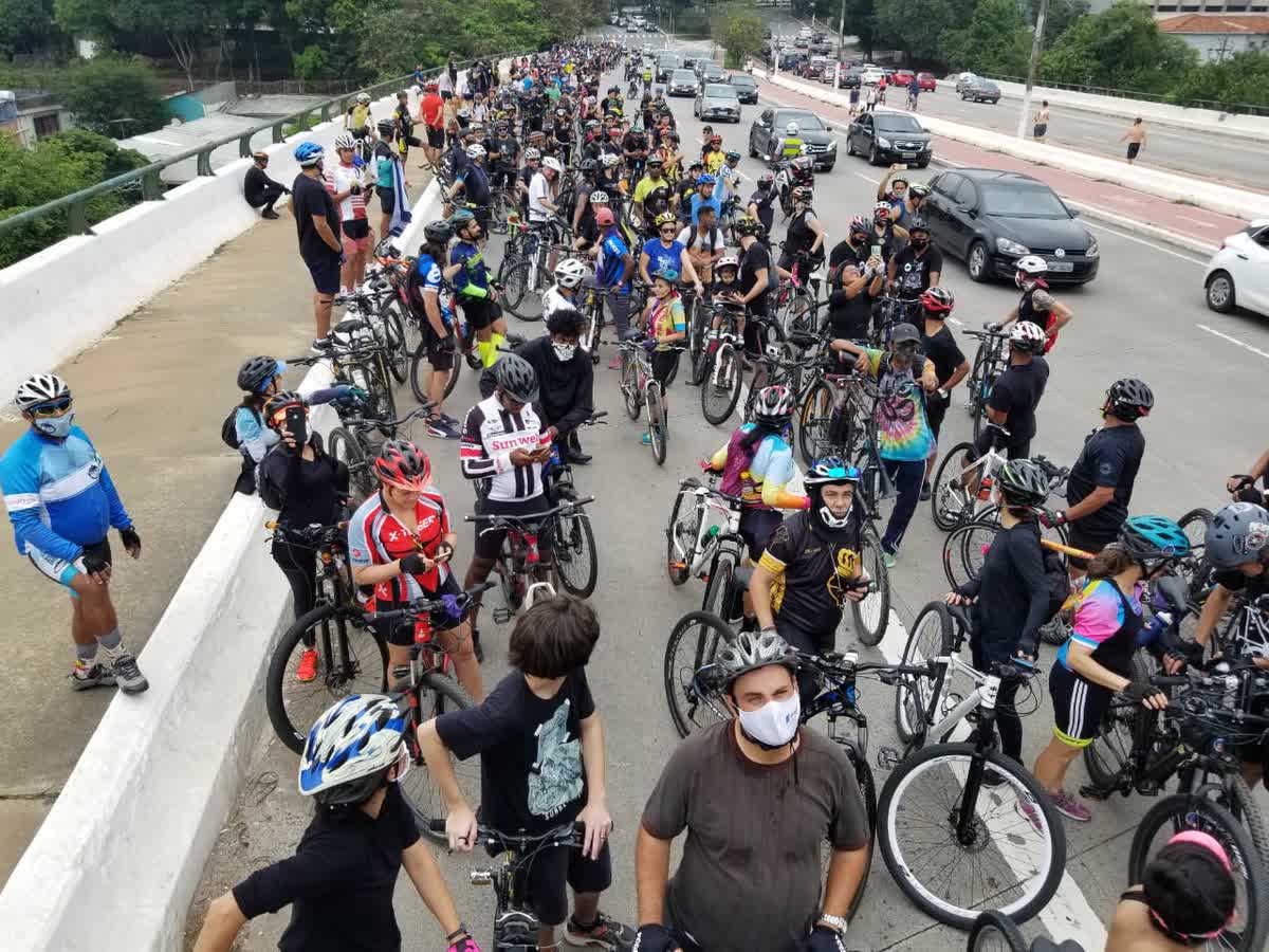 Grupo de ciclistas numa ponte durante o Pedal da Paz