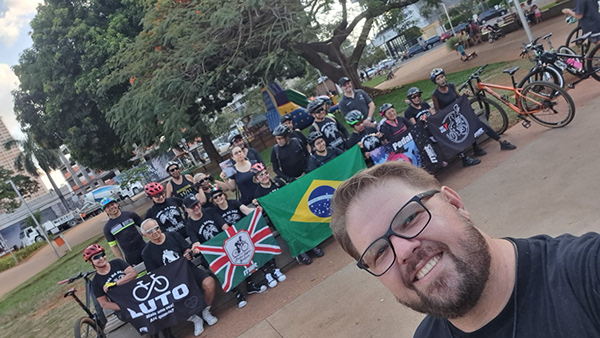 Grupo de ciclistas com bandeira do Brasil no Pedal da Paz